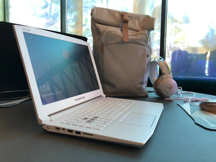De witte Acer Predator Helios 300, samen met extra accessoires zoals een speciale tas.