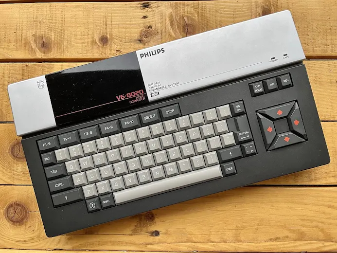 MSX was de eerste standaard in homecomputerland, maar de poging kwam veel te laat. Was MSX eerder van de grond gekomen, dan hadden we nu misschien wel een nazaat daarvan op onze bureau’s staan (eigen foto).