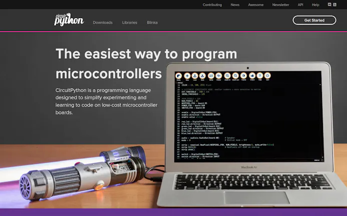 CircuitPython is gebaseerd op MicroPython maar met ondersteuning voor hardware van Adafruit.