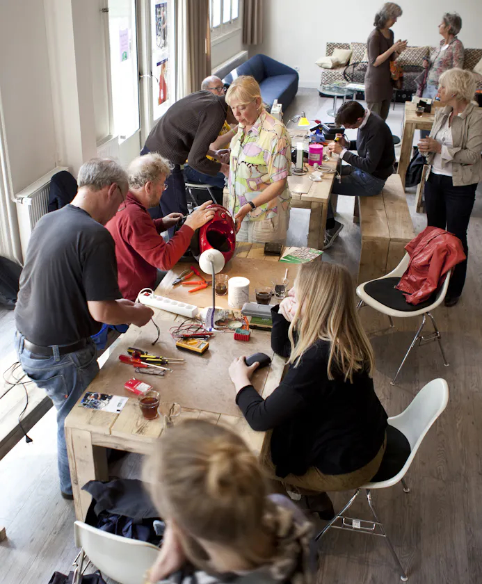 10 Repair Cafés geven je de gelegenheid om zonder afspraak iemand naar je kapotte apparaat te laten kijken. Foto: Ilvy Njiokiktjien - Stichting Repair Café