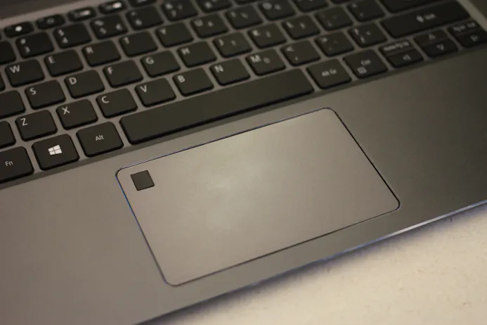 De touchpad heeft een geïntegreerde vingerafdrukscanner.