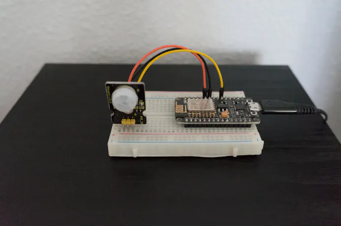Als bewegingssensor gebruik ik een NodeMCU-microcontroller in combinatie met een pir-sensor.