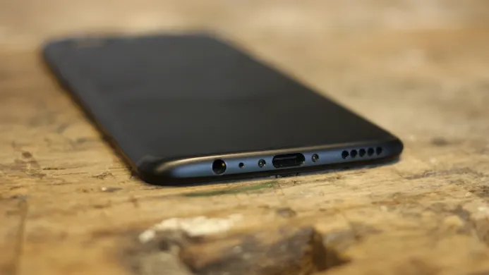 Gewoon een koptelefoonpoort op de OnePlus 5.