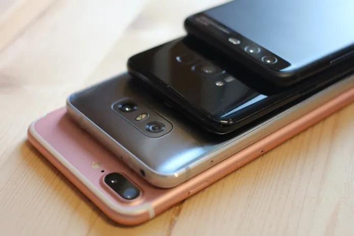 De geteste smartphones van boven naar beneden: Huawei P10, Samsung Galaxy S8, LG G6, Apple iPhone 7 Plus