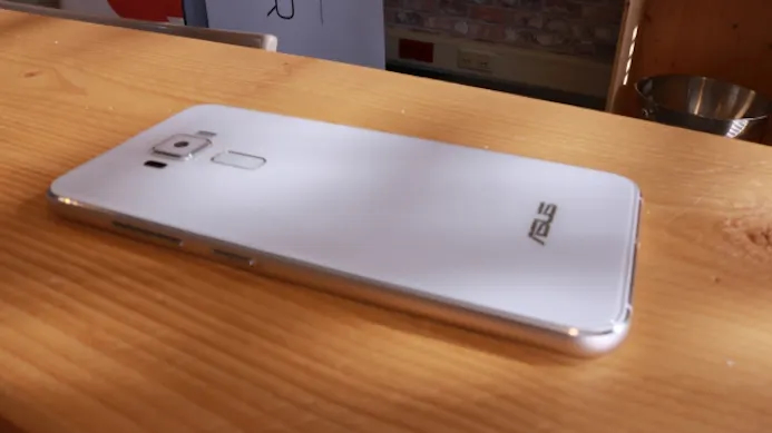 De Zenfone 3 is gemaakt van glas en heeft een metalen rand.