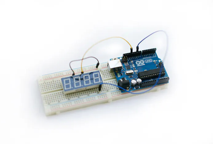 Een Arduino leent zich erg goed voor het ‘prototypen’ van je knutselproject. Naast het board zie je hier een breadboard, weerstandjes en andere componenten.