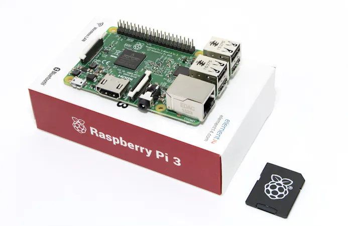 De Raspberry Pi is een volledige computer inclusief besturingssysteem. Hier moet je dus ook een beeldscherm, toetsenbord en muis op aansluiten.