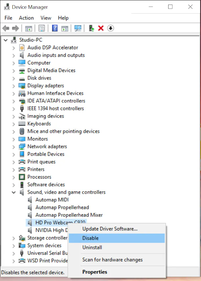 In Apparaatbeheer in Windows 10 kun je de webcam uitschakelen.