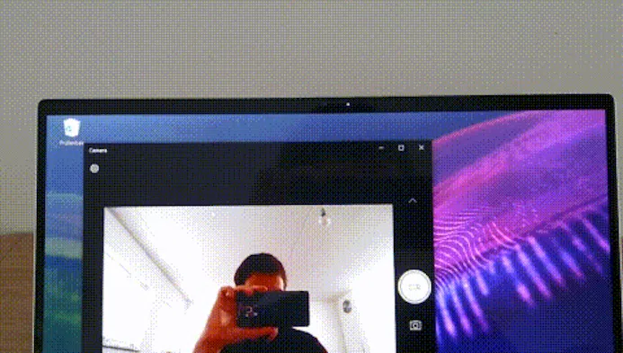 Met een druk op een kop springt een wit schuifje voor de webcam én wordt deze ook nog eens afgekoppeld.