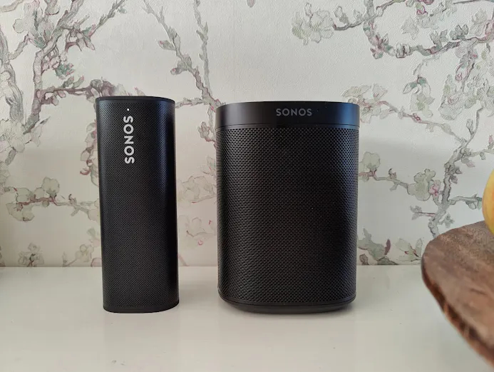 Sonos Roam naast Sonos One (rechts)