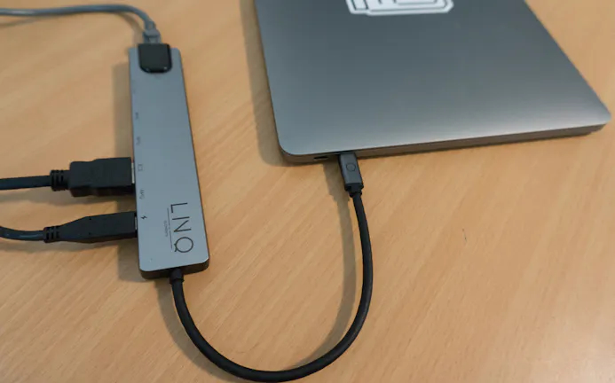 LINQ USB-C Multiport Hubs hebben vrijwel dezelfde kleur als een MacBook in Space Grey.