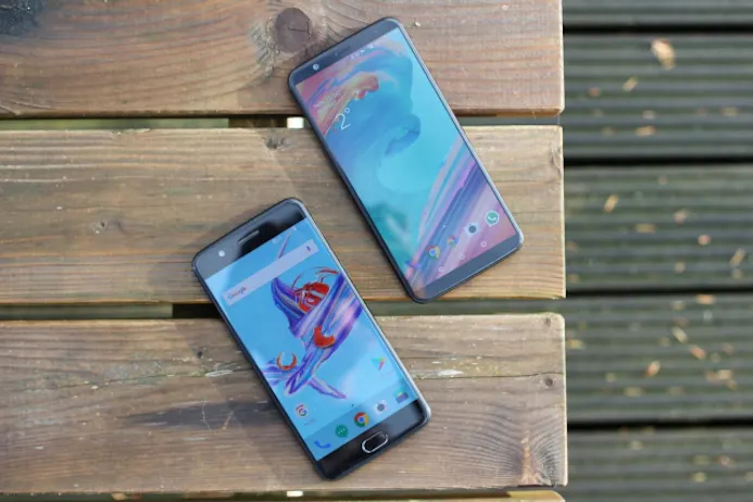 De OnePlus 5 (linksonder) en OnePlus 5T verschillen niet veel van elkaar.