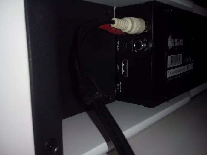 RCA kabel – aansluiting aan de achterkant van de Raumfeld Soundbar