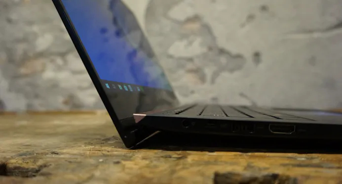 De schermdeksel van de ZenBook Pro UX480F fungeert als voetje.
