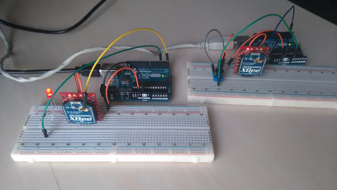 Opstelling met Arduino Uno en XBee-modules voor ZigBee-communicatie.