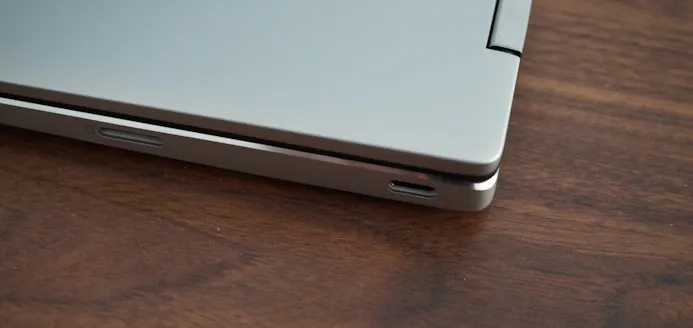 Aan iedere kant van de Chromebook zit een usb-c-poort.