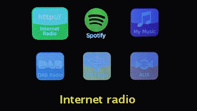 Gebruikersinterface van een typische webradio inclusief DAB+ en FM