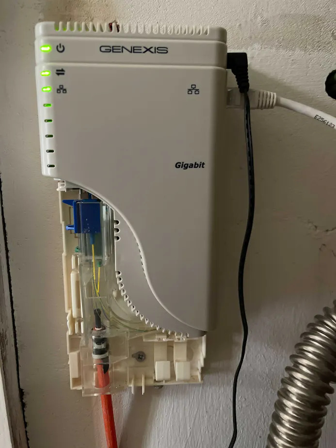 Een glasvezelverbinding wordt afgewerkt met een FTU (hier zonder kapje) waar meestal een NTU voorzien van een standaard netwerkaansluiting op is aangesloten.