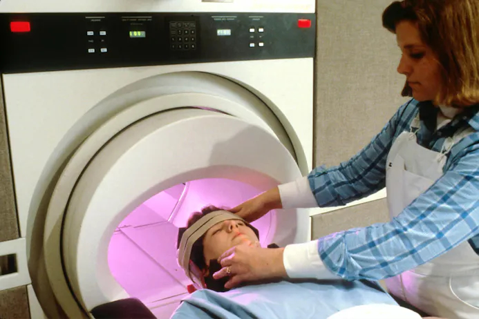 De uitslag van een MRI-scan laat straks niet meer uren op zich wachten, beloven telecomproviders.