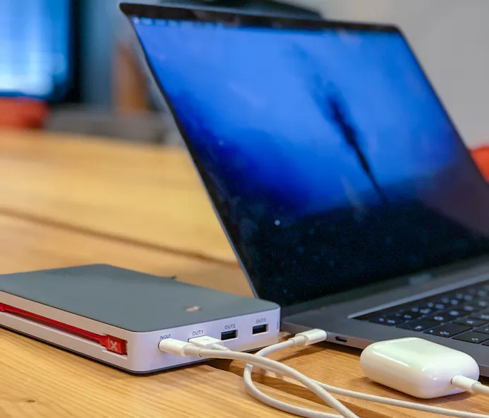 De Xtorm XB203 is een powerbank die in korte tijd je MacBook oplaadt.