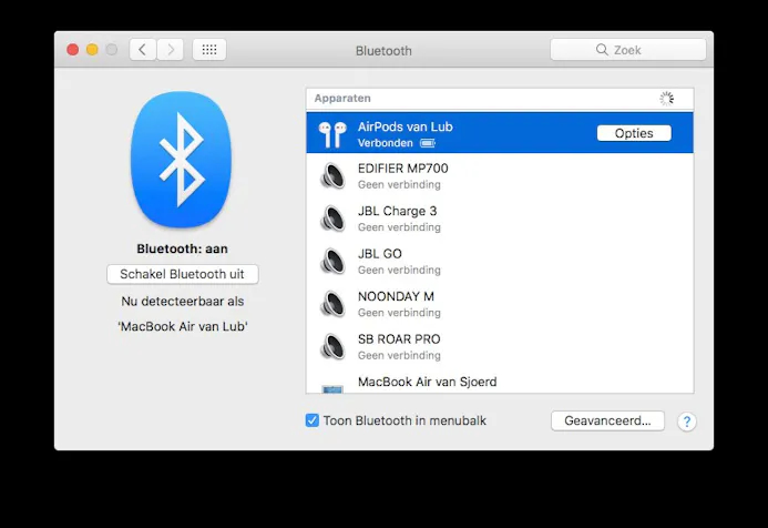 Bij Bluetooth kun je gelijk de status van de batterij zien.