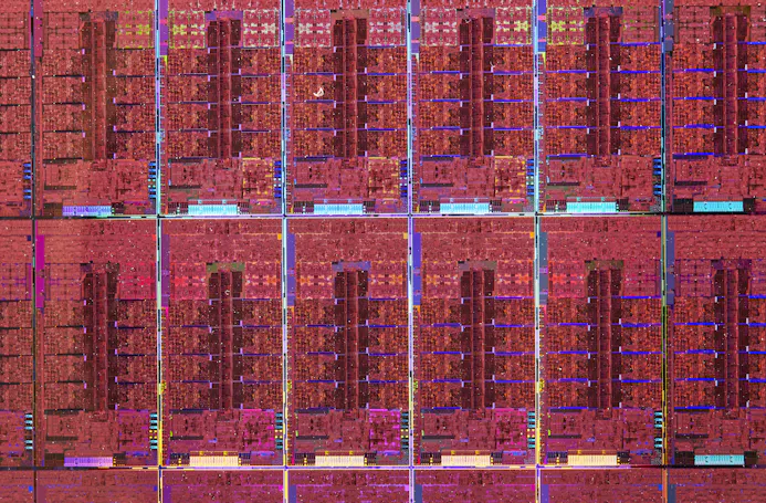 Een wafer met daarop een aantal Alder Lake-chips. De acht P-cores zijn duidelijk herkenbaar, de twee blokjes met elk vier veel kleinere E-cores bevinden zich aan beide kanten boven de P-cores.