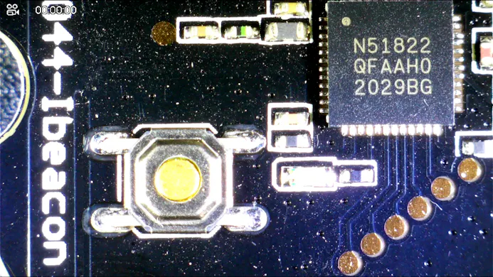 Deze nRF51822 op een bluetooth-beacon heeft sporen naar enkele goed toegankelijke testpunten.
