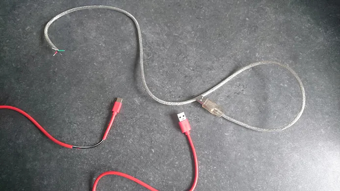 Van de rode kabel maken we een datakabel, van de zilveren een voedingskabel.