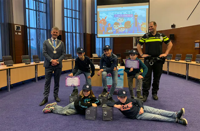 Beverwijk huldigt kinderen tot junior cyberagent (bron: Gemeente Beverwijk/Nicolien de Wildt).