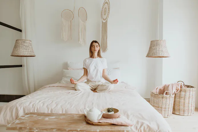 vrouw yoga slaapkamer