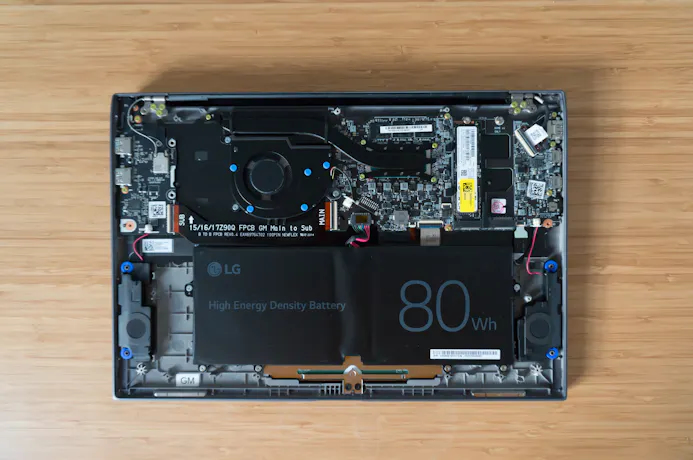 De LG Gram 16 heeft een M.2-slot vrij voor een tweede ssd, verder kun je niks upgraden.