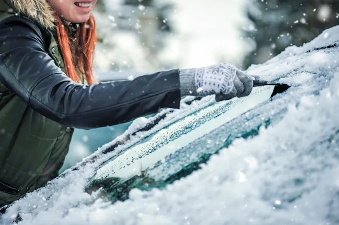 Voorruit besneeuwde auto schoonmaken