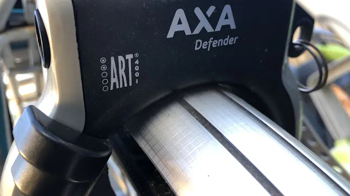 ART-2-gecertificeerd ringslot van AXA met een aansluiting voor een insteekketting