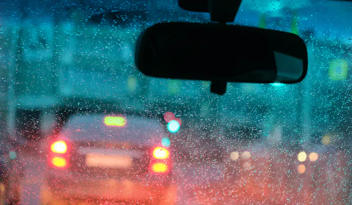 Auto in het verkeer terwijl het regent