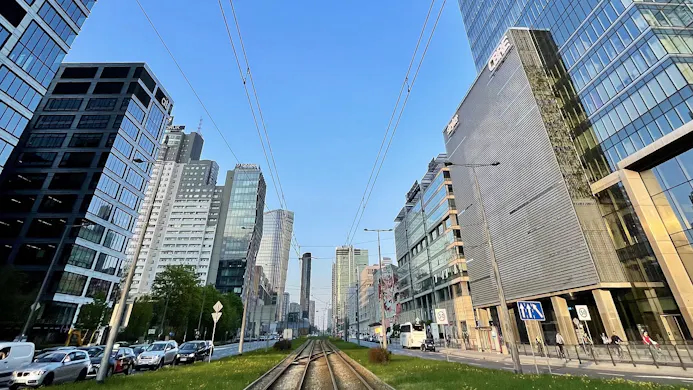 Straat met hoogbouw en tramrails