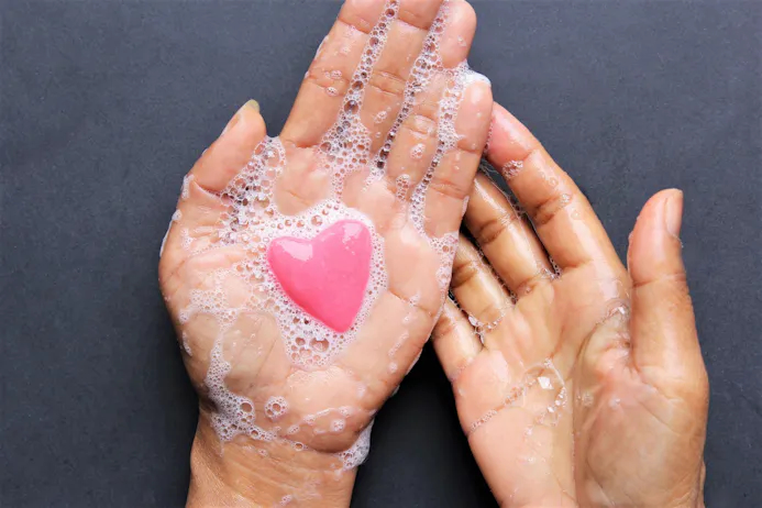 Vrouw met hartvormige zeep in haar handen
