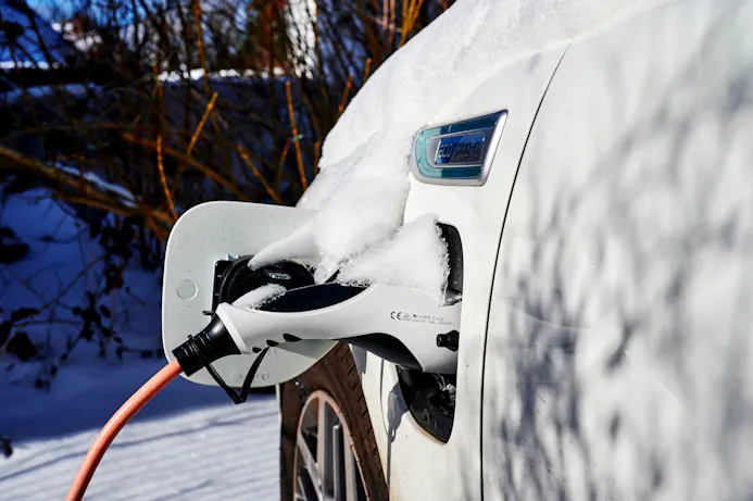 Elektrische auto met sneeuw op de lader