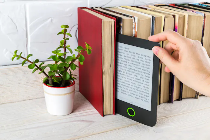 e-reader op boekenplank