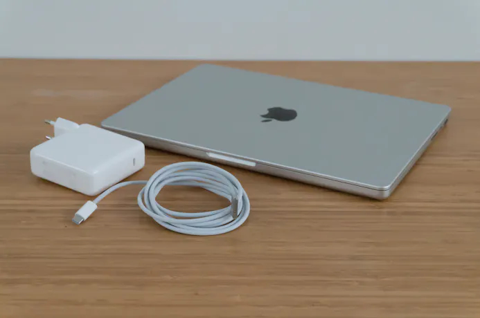 De MacBook Pro laad je op met MagSafe 3.