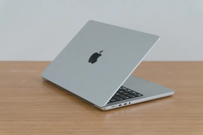 De achterkant van de MacBook Pro.