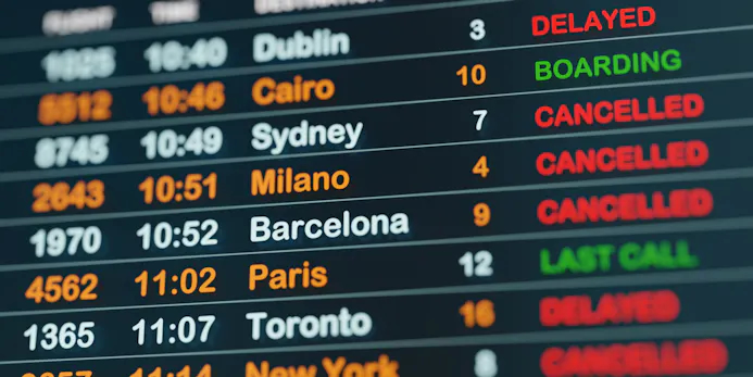 Informatiebord met departures met veel cancellations