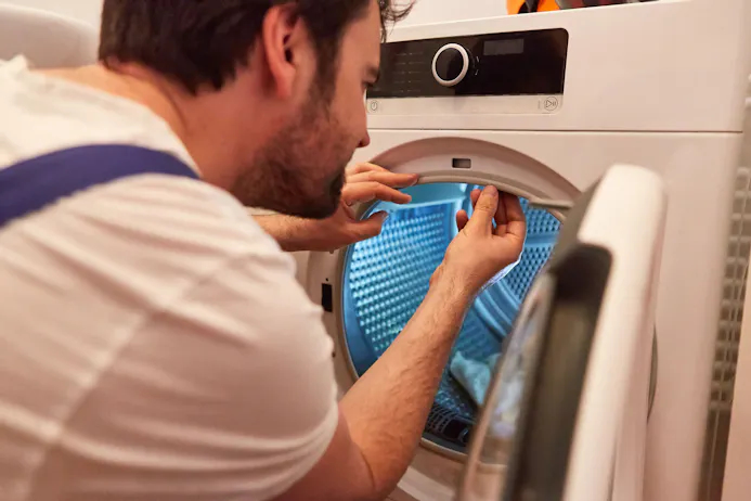 Klusjesman repareert wasmachine