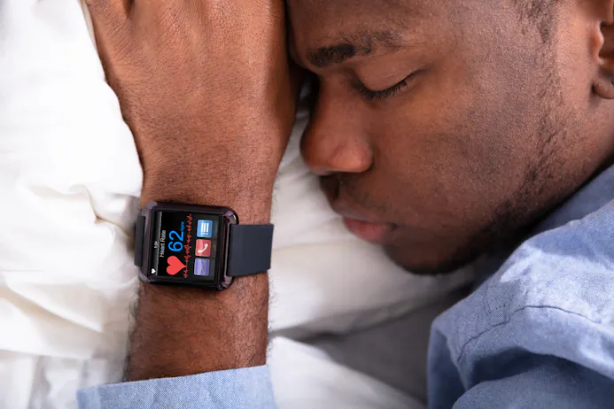 Slapende man met smartwatch