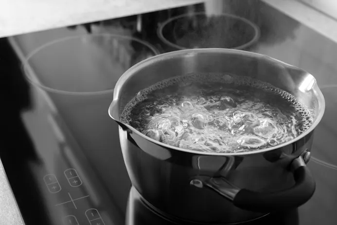 Kokend water in een pan