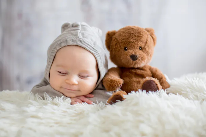 Baby slaapt met teddybeer