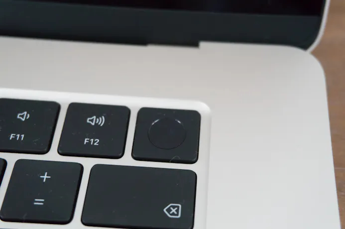 MacBook AIr M2 15 inch vingerafdrukscanner.