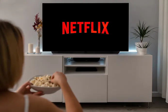 Netflix kijken op de tv met popcorn erbij