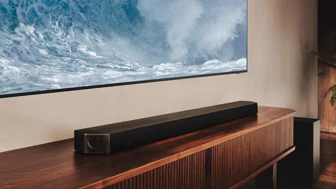 Een Samsung-soundbar draadloos verbonden met een tv aan de muur.