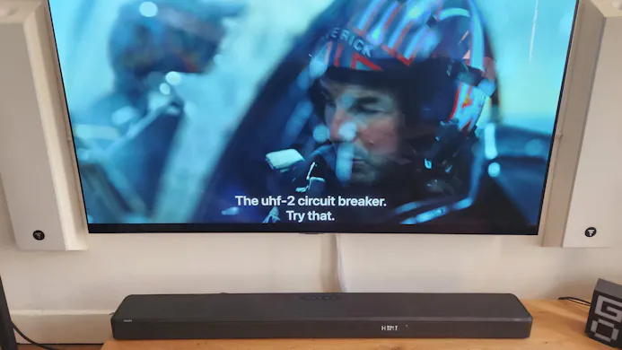 De FB1 met een tv waarop Top Gun: Maverick toont.