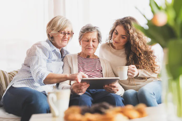 Drie generaties vrouwen met een tablet